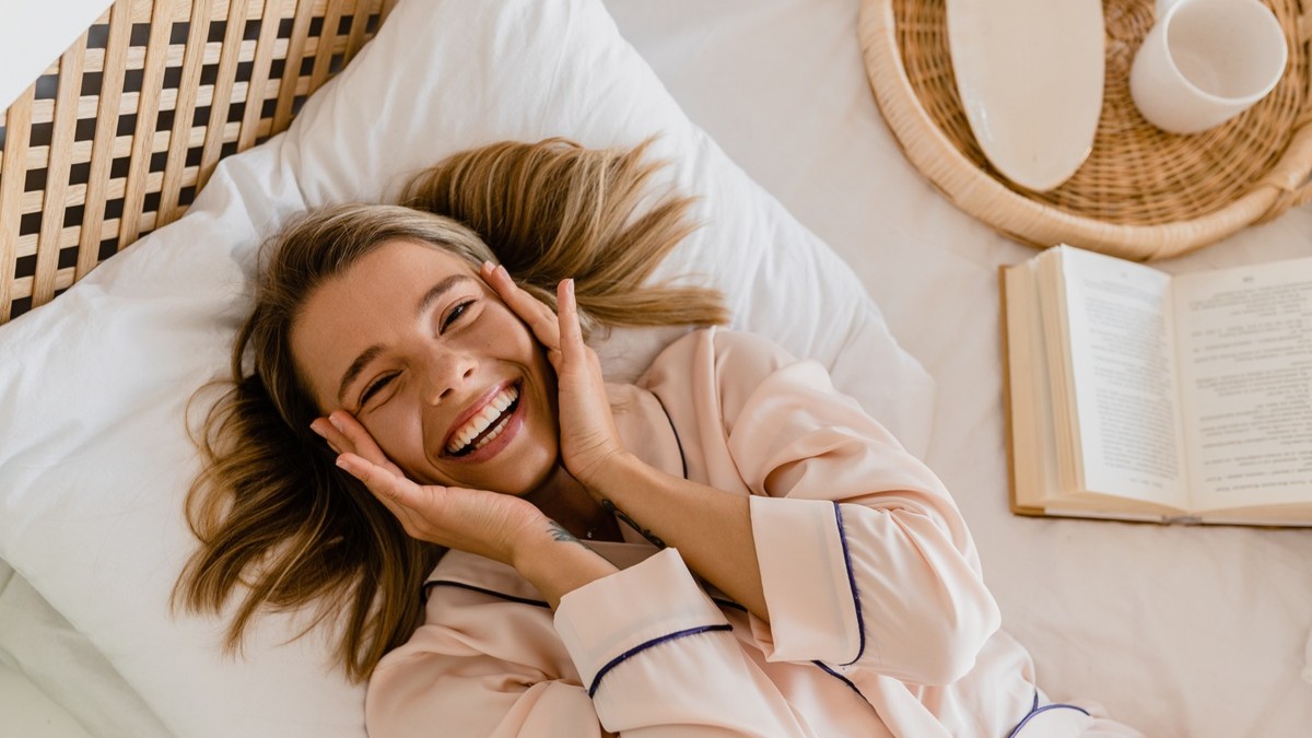Rutina de seară care te ajută cu adevărat să te relaxezi – de la baie la o pijama confortabilă