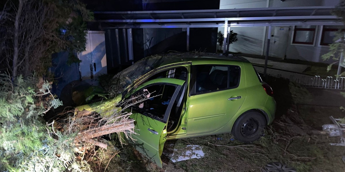 Pijany 20-latek spowodował kolizję zielonym renaultem w Śmiglu.