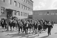 Czeladź, 09.1959 r. Gromada dzieci na dziedzińcu pierwszej Tysiąclatki. 