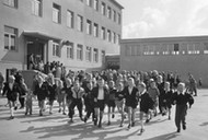 Czeladź, 09.1959 r. Gromada dzieci na dziedzińcu pierwszej Tysiąclatki. 