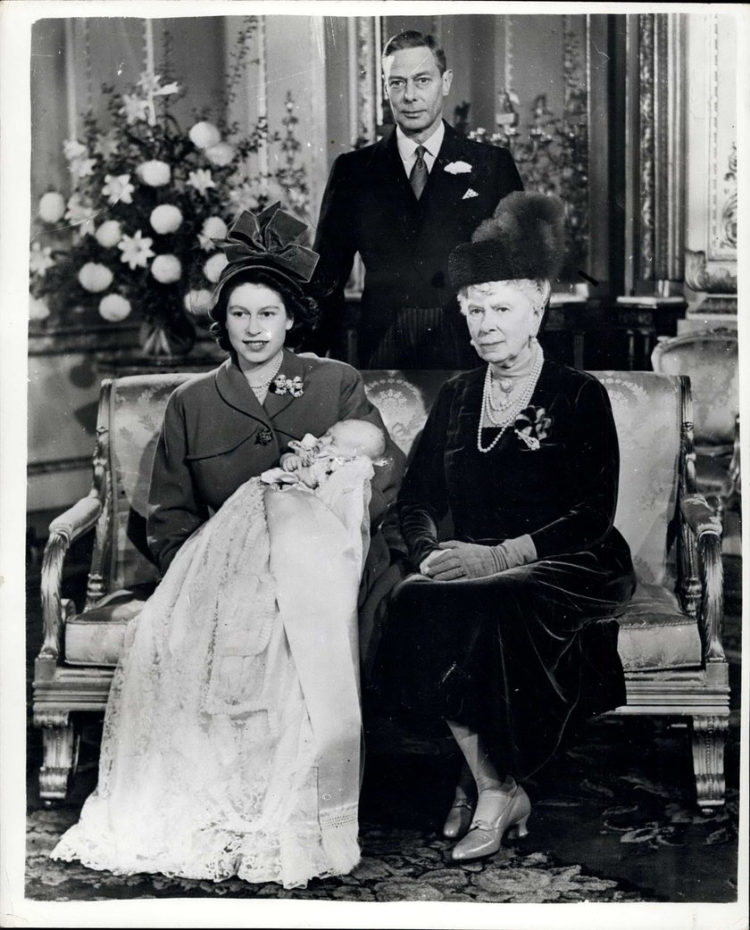 Książę Karol, syn Elżbiety II i księcia Filipa został ochrzczony 15 grudnia 1948 roku w Buckingham Palace.