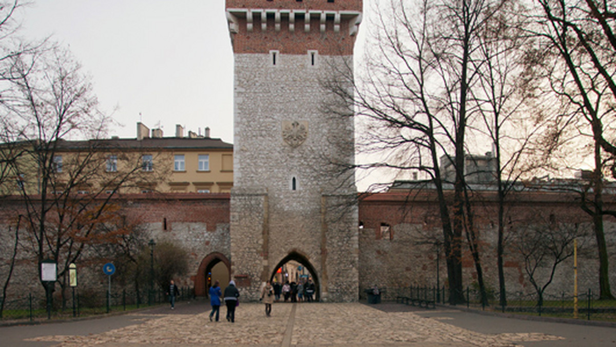 Często mijamy ją w tłumie ludzi, bez zastanowienia. A jest o jeden z ważniejszych punktów w historii miasta, choć na dzień dzisiejszy bardzo niepozorny. Jaka jest historia Bramy Floriańskiej?