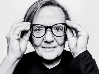 Agnieszka Holland, reżyserka, scenarzystka, przewodnicząca Europejskiej Akademii Filmowej. Trzykrotnie nominowana od Oscara,  m.in. za film „W ciemności”.  W jej filmach grali m.in. Leonardo DiCaprio, Ed Harris, Jennifer Jason Leigh, Christopher Lambert.  Najnowszy film „Zielona granica”, o kryzysie humanitarnym na granicy polsko-białoruskiej z Mają Ostaszewską w roli głównej, został zakwalifikowany do konkursu głównego 80. Międzynarodowego Festiwalu Filmowego w Wenecji. W Polsce w kinach od 22 września.