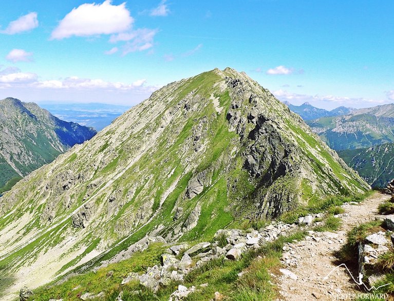 Miedziane (2233 m n.p.m.) góruje nad Szpiglasową Przełęczą. Widok z podejścia na Szpiglasowy Wierch