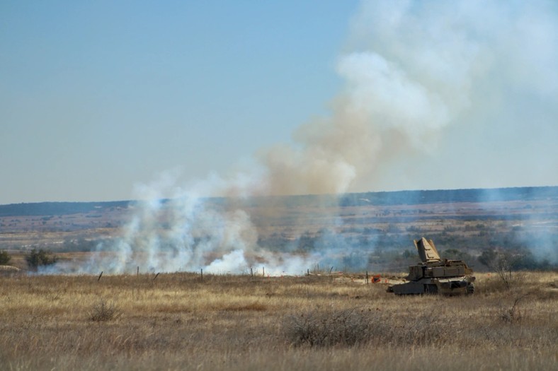 M1150 Assault Breacher Vehicle (ABV) może wystrzeliwać ładunki wydłużone, które służą do torowania przejazdu przez pole minowe.