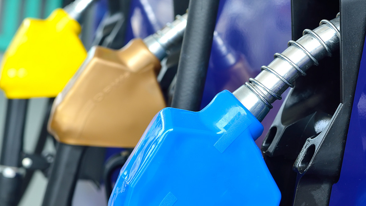 Na stacjach benzynowych tankujemy najtaniej od ponad 3 lat. To efekt pikujących cen ropy naftowej – pisze "Gazeta Wyborcza".