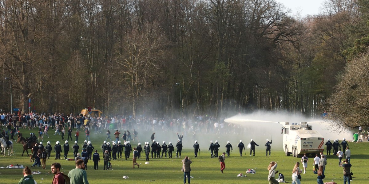 Europejczycy mają dość lockdownów i tłumnie ruszyli do parków.