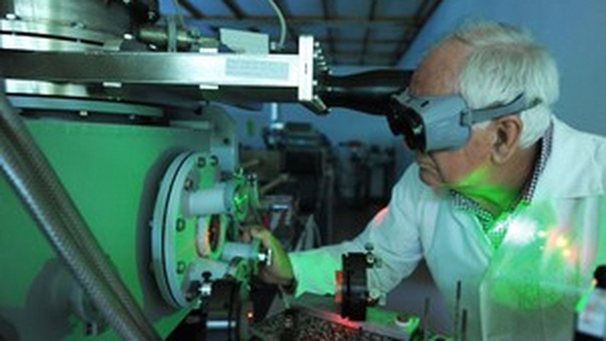 Naukowcy Instytutu Fizyki Plazmy i Laserowej Mikrosyntezy w Warszawie zbudowali źródło laserowe z unikalnym układem przyspieszania jonów do wybranej energii, który jednocześnie eliminuje zanieczyszczenia. Urządzenie wykorzystano do produkcji próbek półprzewodnika nowej generacji: warstwy krzemionki z uformowanymi nanokryształami germanu.