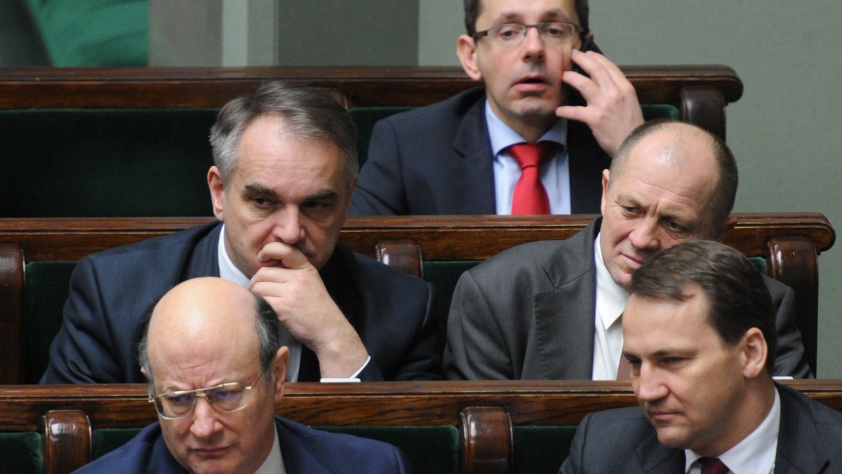 - Od kilku dni nie schodzi z pierwszego planu kwestia soli, a przecież lekarze przestrzegają przed jej nadmiarem. Może jednak warto ich posłuchać. A może komuś przeszkadzają nasze sukcesy na rynkach zagranicznych i trzeba zdyskredytować polską żywność w oczach konsumentów? - pyta na swoim blogu w Onecie, minister rolnictwa i rozwoju wsi, Marek Sawicki (PSL).