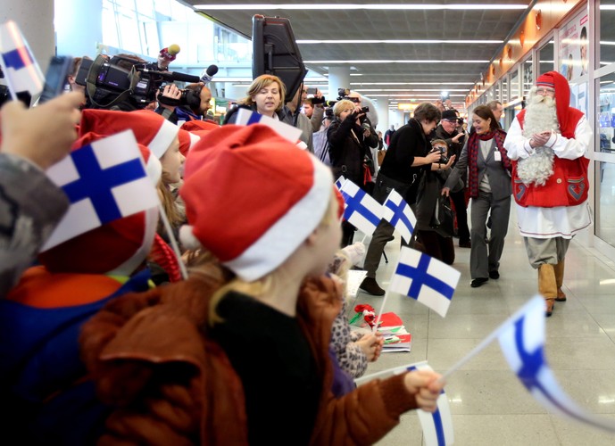 Jedno z dzieci zapytało go, czy jest bogaty. Na to Mikołaj odpowiedział, że prawdziwe bogactwo to życzliwi ludzie na całym świecie. <br>Na zdj. Święty Mikołaj na warszawskim lotnisku<br><br> fot. (cat) PAP/Leszek Szymański