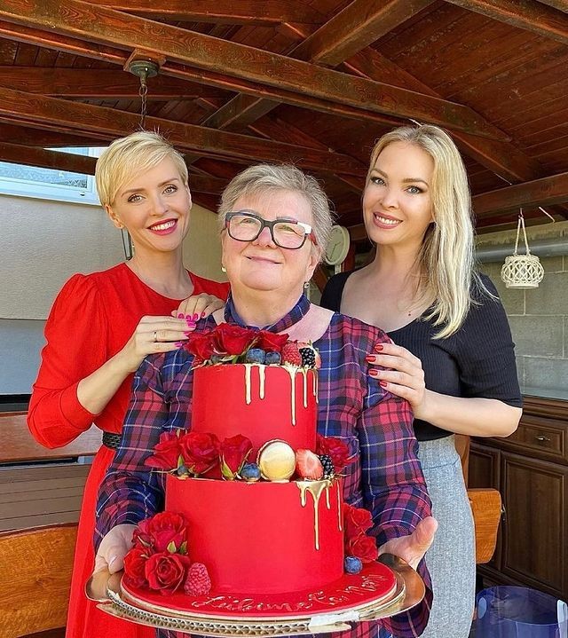 Známe sestry s maminou.