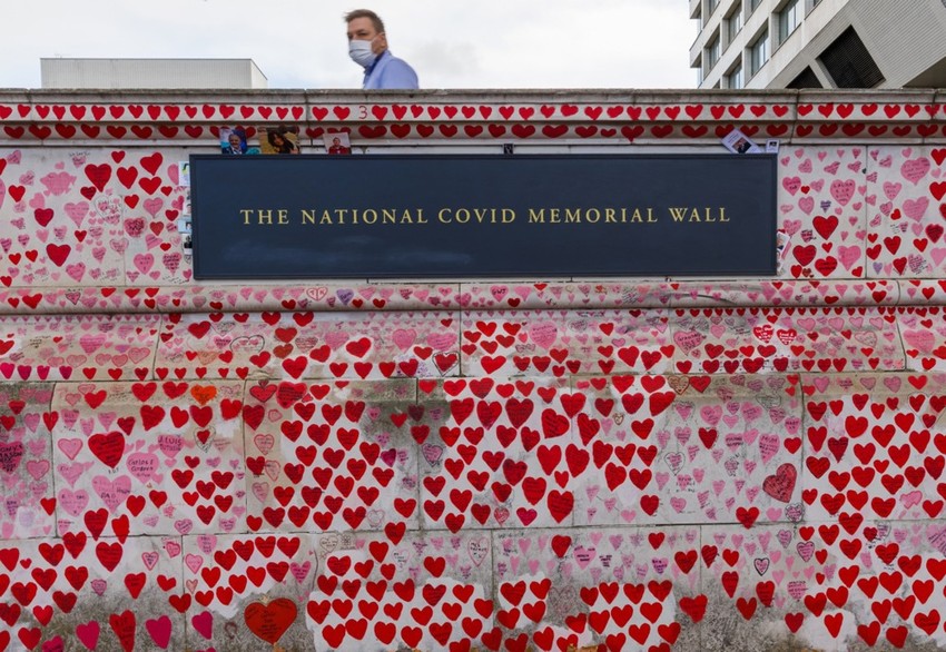 Zid sa imenima žrtava kovida u Londonu