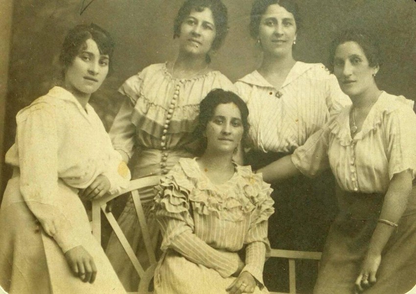 Živka (gore levo) i njene sestre Aleksandra, Vuka, Jela i Zora Tucaković