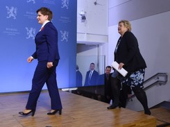 Miała 'dobre tło'! Modowy koszmar premier Norwegii przysłużył się Beacie Szydło. FOTO