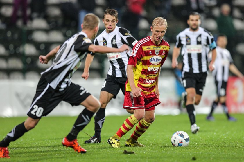 Skandal w polskiej lidze. Piłkarz Paweł Zawistowski nazwał arbitra „sprzedajną szm..."