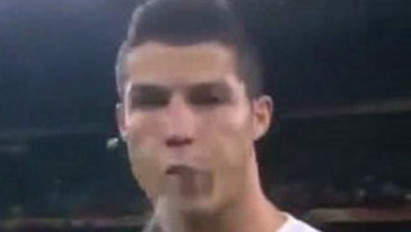 Cristiano Ronaldo "beleköpött" a kamerába - videó