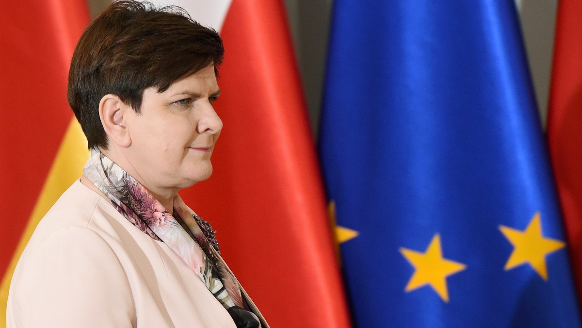 Gwarancje wsparcia dla rodzin i gwarancje wieku emerytalnego chciałaby zapisać w konstytucji premier Beata Szydło. W wywiadzie dla "Super Expressu" szefowa rządu powiedziała, że PiS stawia sobie za cel, by 2019 r. mieć większość konstytucyjną. Szefowa rządu skomentowała także słowa Donalda Tuska nt. mechanizmu relokacji.