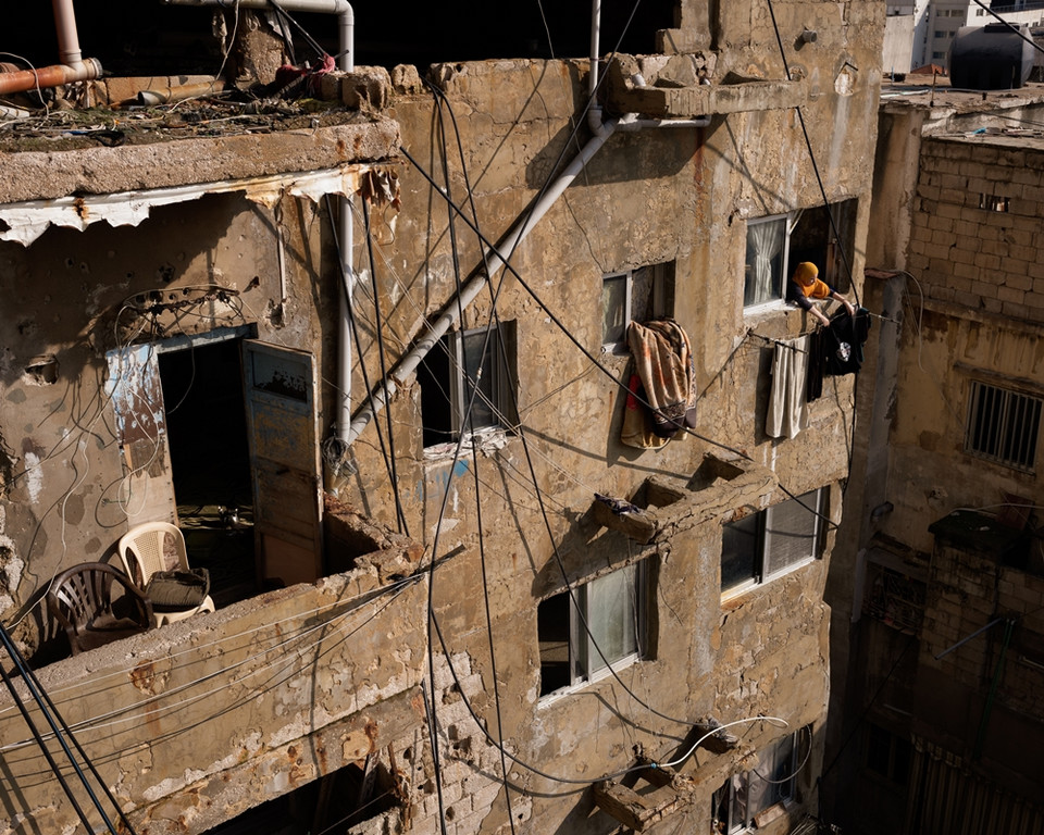 Syryjska uchodźczyni wieszająca pranie w budynku nazywanym Szpitalem Gaza w Sabrze, który jest schronieniem m.in. dla palestyńskich, syryjskich i libańskich uchodźców w Bejrucie. Liban 2022 r. 