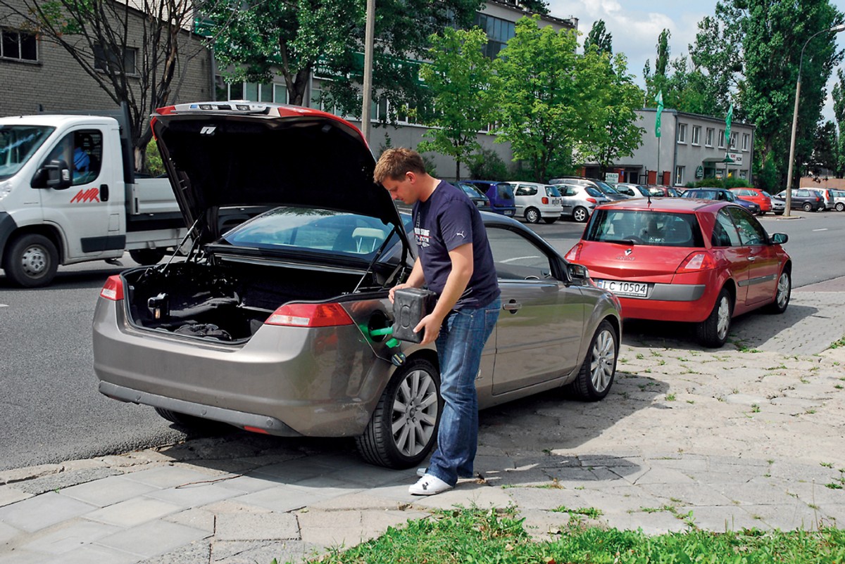Jeśli auto jeździ na benzynie E98, w sytuacji awaryjnej można dolać kilka litrów benzyny E95 i kontynuować jazdę do najbliższej stacji