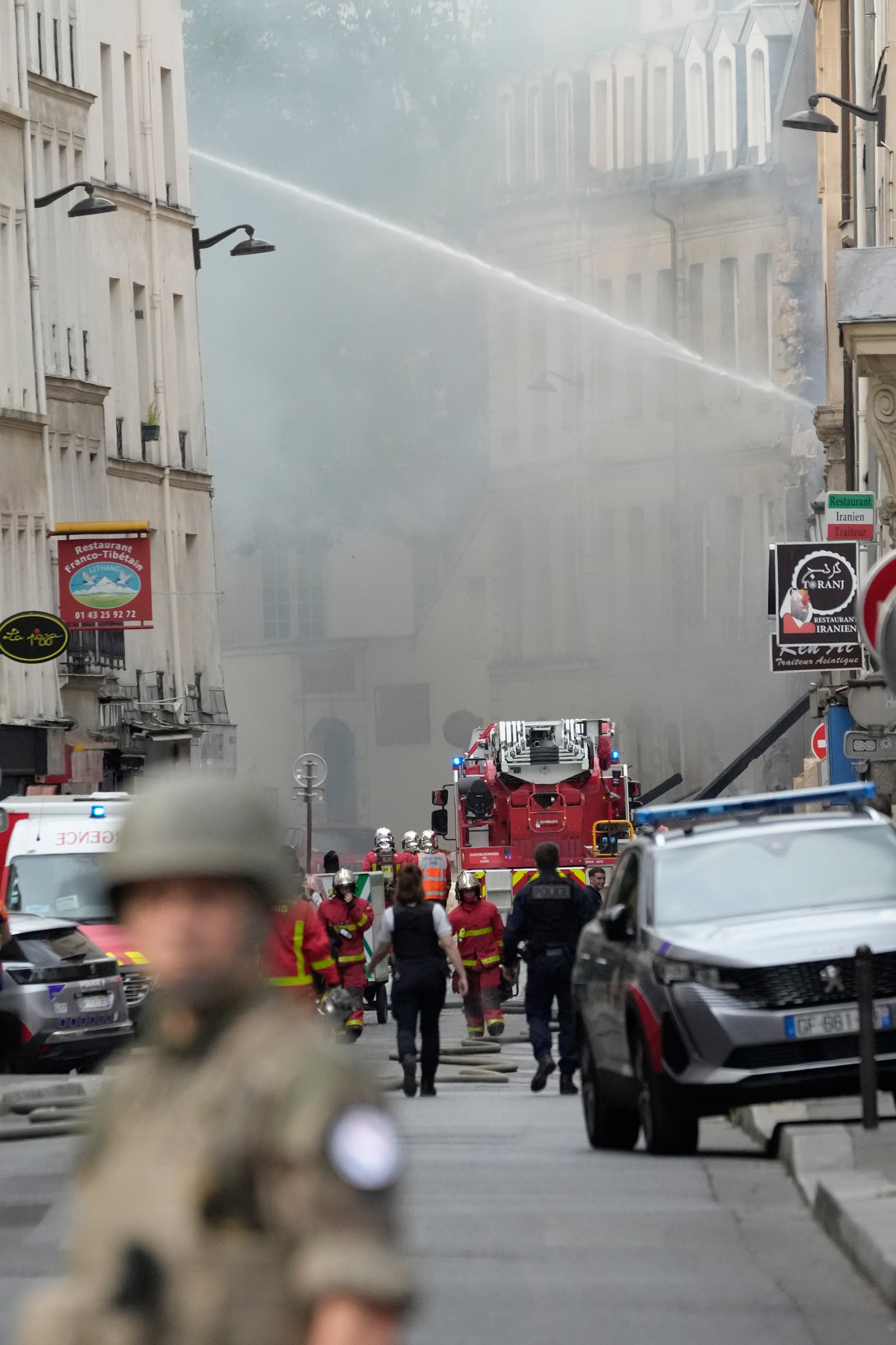 Hasiči zasahujú počas požiaru v Paríži v stredu 21. júna 2023.