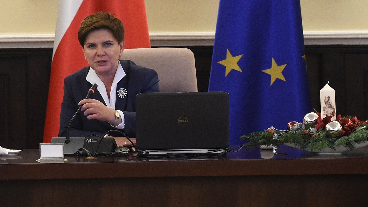 Po trzech tygodniach urzędowania, gabinet premier Beaty Szydło ma więcej przeciwników (34 proc.) niż zwolenników (30 proc.) - wynika z grudniowego sondażu CBOS. 37 proc. badanych obawia się pogorszenia sytuacji w kraju; według 34 proc. pod rządami Szydło w Polsce będzie lepiej.