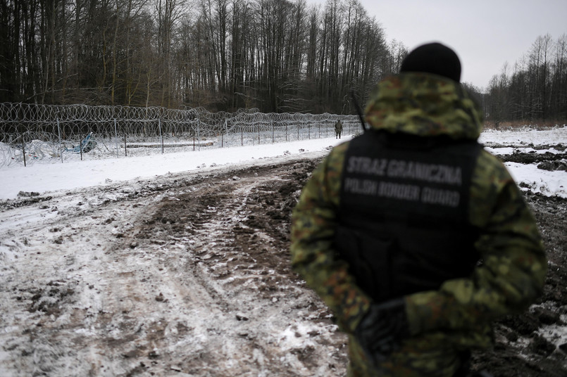 Opuszczone obozowisko migrantów po białoruskiej stronie granicy widoczne z obszaru objętego zakazem przebywania w strefie przygranicznej w okolicy miejscowości Usnarz Górny, 9 grudnia 2021