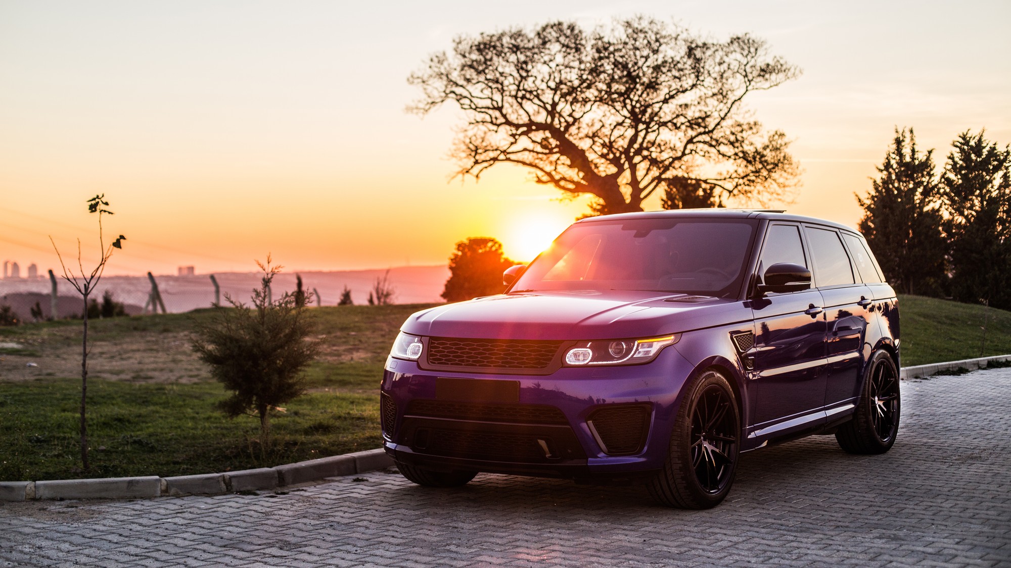 Pohon všetkých kolies 4×4 na Slovensku výrazne uľahčuje jazdu v zimných podmienkach a na zasnežených cestách. Vodiči však nesmú zabúdať na fyzikálne limity pri brzdení a prejazde zákrutami. 
