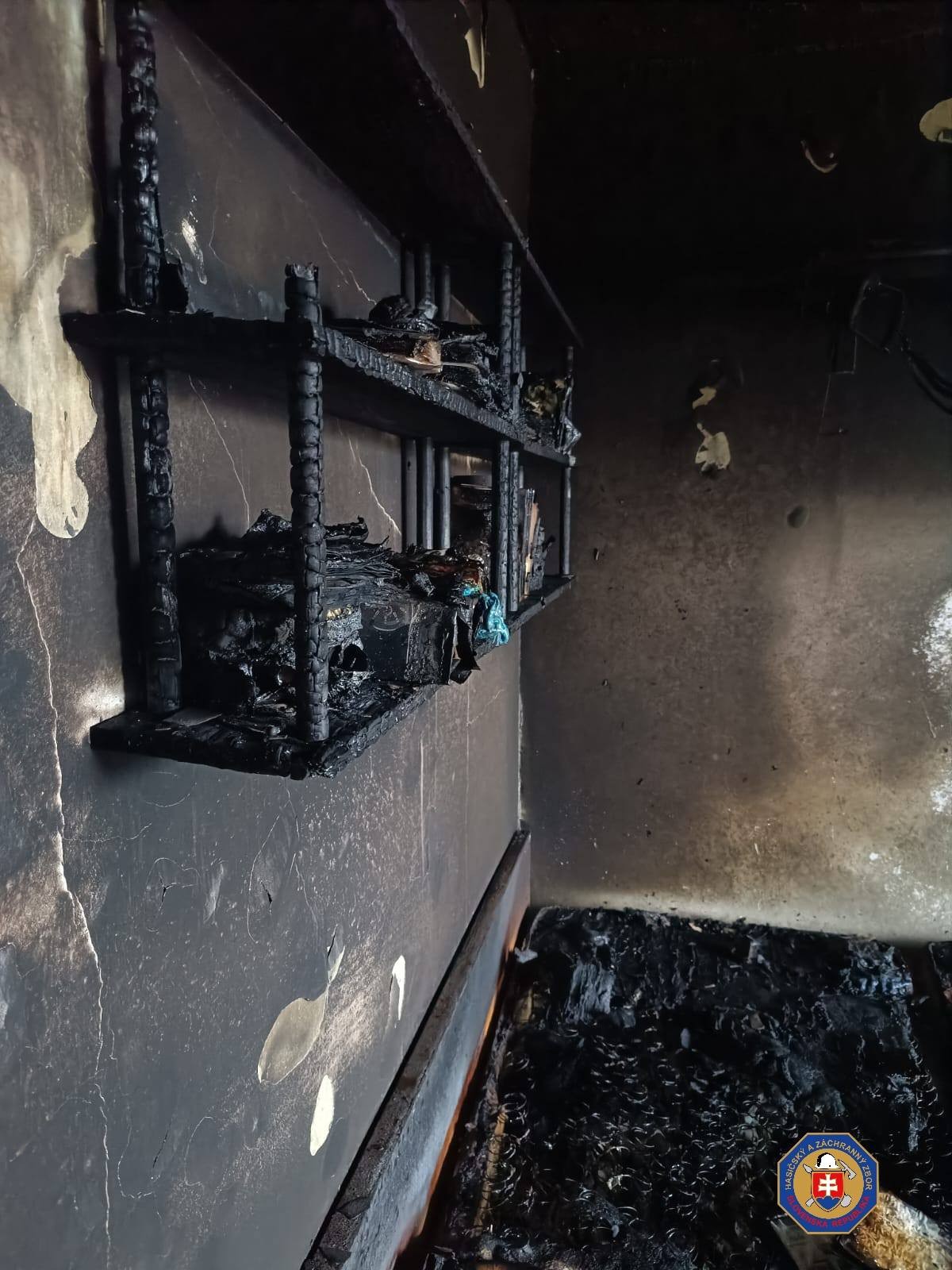 Pri požiari bytu v Banskej Bystrici sa zranila jedna osoba.