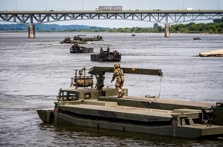 Chełmno. Budowa przeprawy promowej oraz mostu amfibijnego na Wiśle w ramach trwających ćwiczeń Anakonda-16. <br><br>(zuz) PAP/Tytus Żmijewski