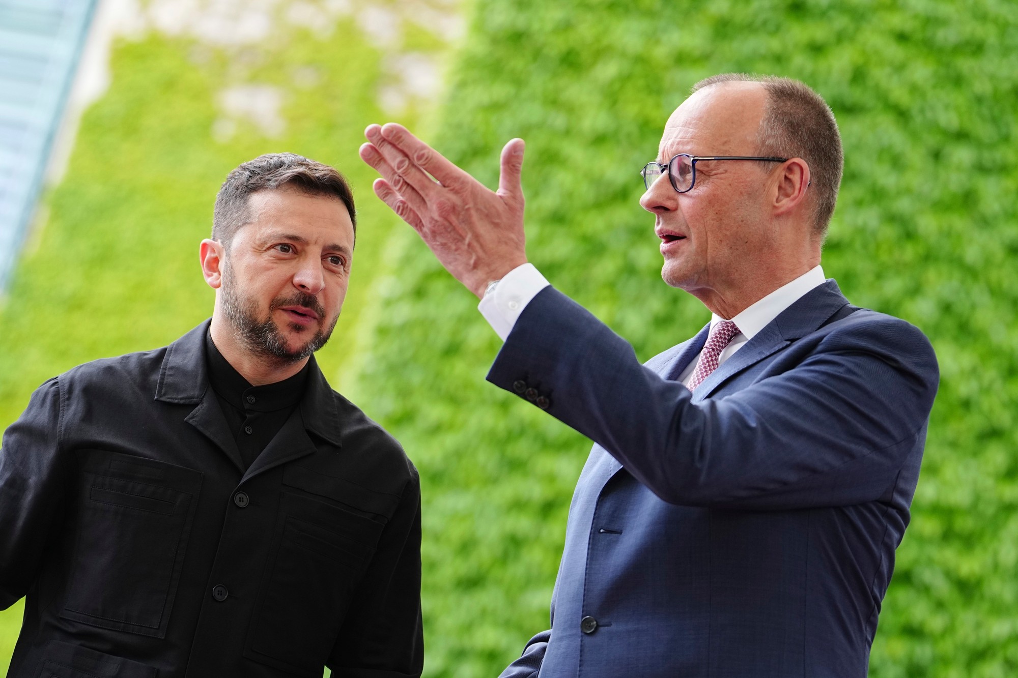 Ukrajinský prezident Volodymyr Zelenskyj  (vľavo) a nemecký kancelár Friedrich Merz.