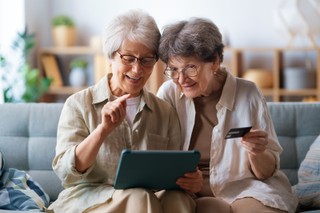 Ważne zmiany w legitymacjach emeryta. Tylko do 12 lipca 2026 r. ZUS będzie wydawał stare wzory