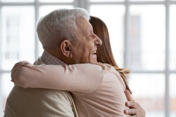 Ünnepek utáni depresszió? Tabletta helyett keresse fel távoli ismerőseit!