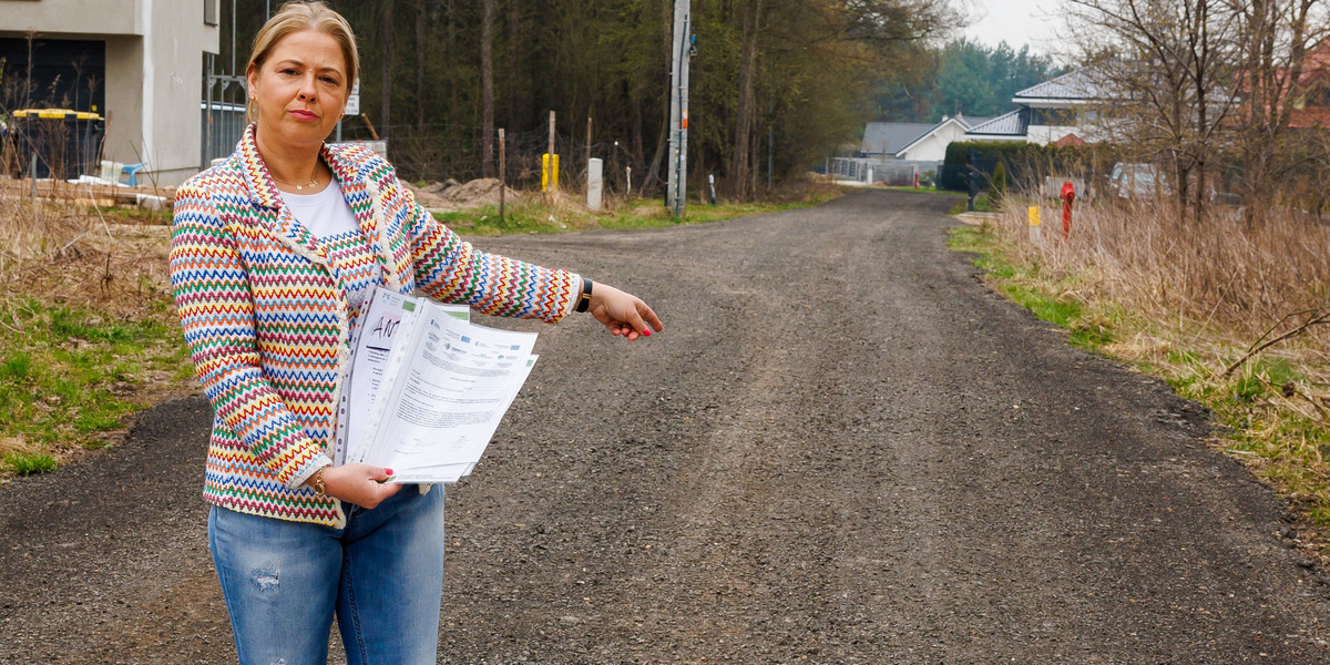 Tatiana Duraj-Fert pokazuje ulicę Stawową, która została w części wyremontowana. 