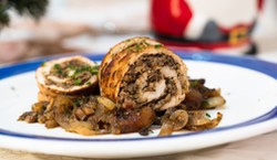 Pyszny obiad na środę. Podajemy przepis, Ty gotujesz. Kruche roladki z indyka z pieczarkami