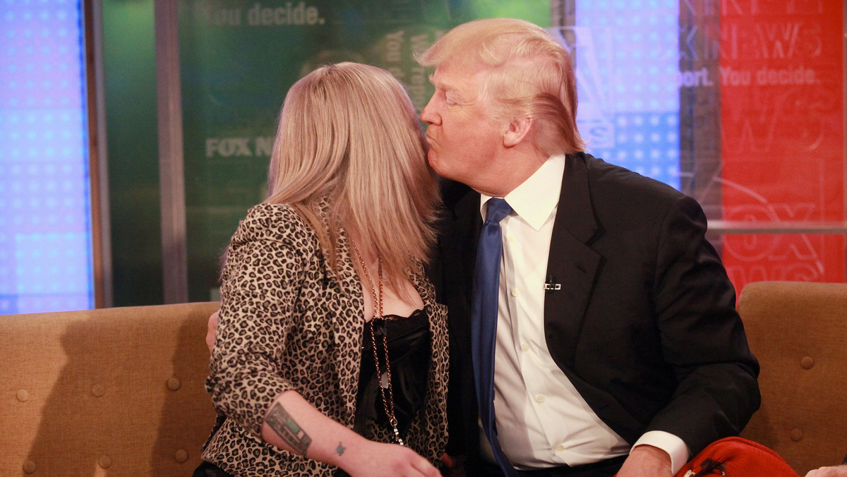 Kelly Osbourne całuje Donalda Trumpa