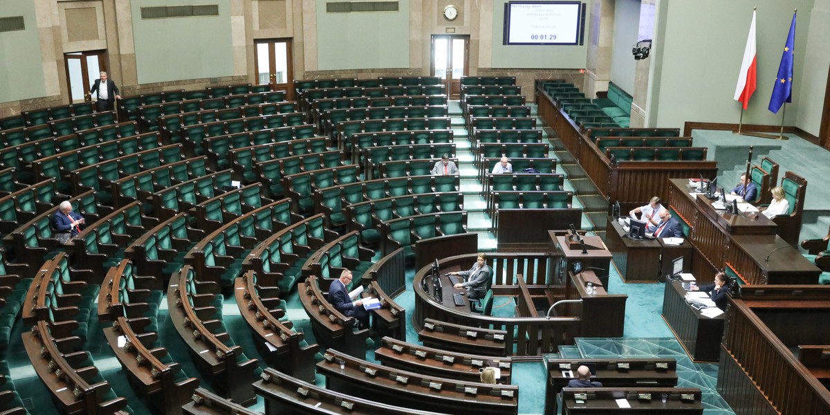 Jak poinformowała PKW, w niedzielnych wyborach do Sejmu PiS uzyskał 43,59 proc. i 235 mandatów, Koalicja Obywatelska - 27,40 proc. i 134 mandaty, SLD - 12,56 proc. i 49 mandatów, PSL - 8,55 proc. i 30 mandatów, a Konfederacja - 6,81 proc. i 11 mandatów. 1 mandat przypadł Mniejszości Niemieckiej.