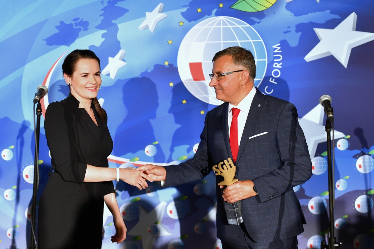 Karpacz, 09.09.2020. Lauretka nagrody specjalnej Forum Ekonomicznego liderka białoruskiej opozycji Swiatłana Cichanouska (L) i laureat Nagrody Gospodarczej Szkoły Głównej Handlowej w Warszawie prezes PKO BP Zbigniew Jagiełło (P) podczas drugiego dnia Forum Ekonomicznego 2020 w Karpaczu, 9 bm. (sko) PAP/Sebastian Borowski