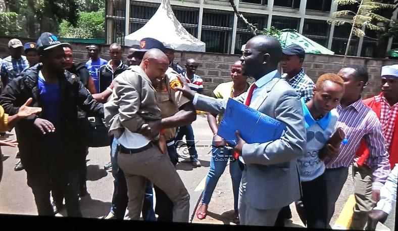 One of the lawyers representing Gakuyo in court roughed up by members of the public (Citizen) 