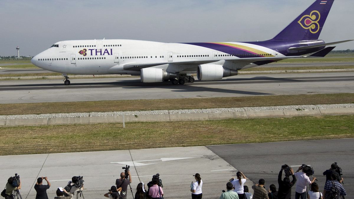 Amerykańskie Federalne Biuro Śledcze (FBI) poinformowało, że samolot linii Thai Airways, na którego pokładzie znaleziono pisemną informację o podłożeniu bomby, wylądował bezpiecznie na międzynarodowym lotnisku w Los Angeles.