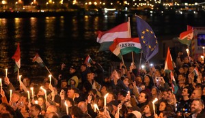 Pristalice Tise slave pobedu u Budimpešti, Mađarska, 12. aprila