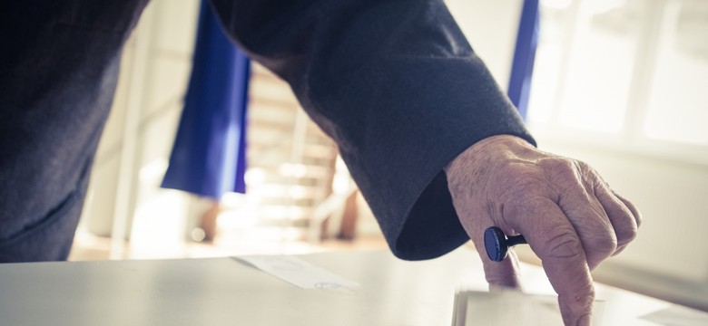 Pijany mężczyzna przewrócił urnę wyborczą