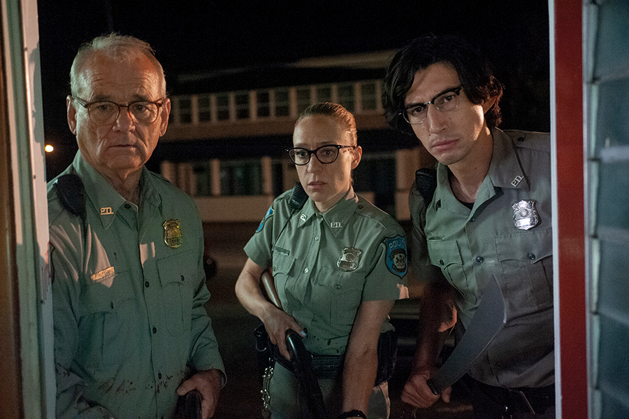 Adam Driver jako Oficer Ronnie Peterson w filmie "Truposze nie umierają" (2019). Na zdjęciu także: Chloë Sevigny i Bill Murray