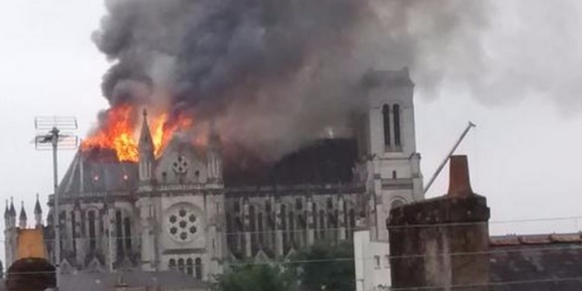 Pożar katedry w Nantes.