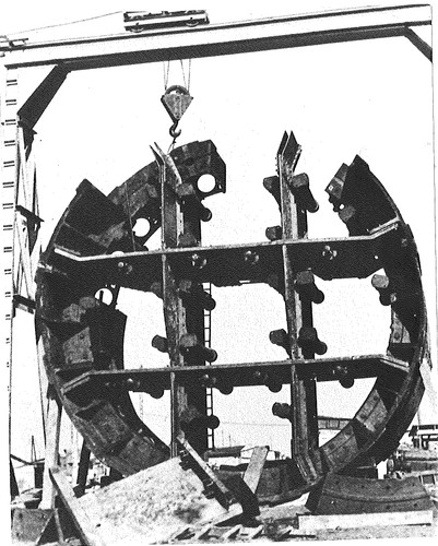 Tarcza produkcji sowieckiej posuwała się średnio dwa metry na dobę. Urobek z tarczy wydobywało się ręcznie i pakowało się na wagoniki. Potem trzeba było zrobić obudowę tunelu. Na pierwszym etapie uszczelniało się go słomą – tłumaczy agencji IAR rzecznik prasowy Metra Warszawskiego, Krzysztof Malawko. Na zdjęciu: stara sowiecka tarcza, która drążyła metro głębokie w Warszawie, źródło: Metro Warszawskie