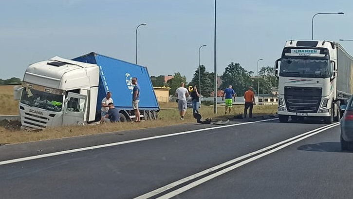 DK 16. Kolizja dwóch samochodów ciężarowych pod Barczewem