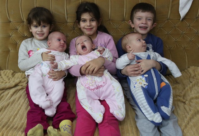 Jana (3), Dunja (6) i Strahinja (5) vole da paze na Sanju, Vanju i Veljka ( sleva nadesno)