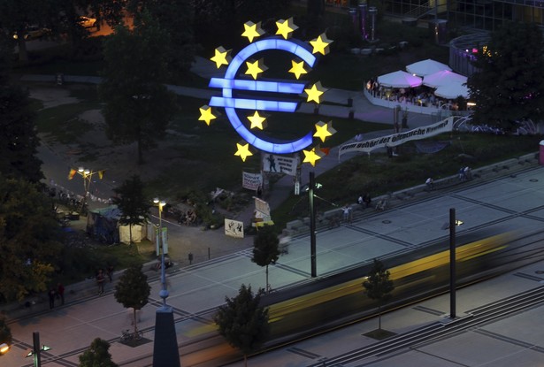 Symbol euro przed siedzibą EBC we Frankfurcie