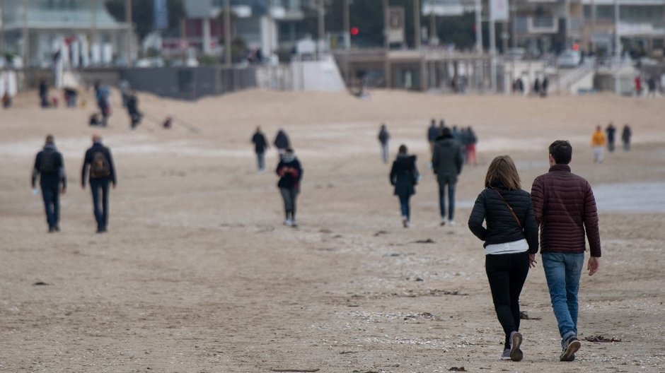 Spacer na plaży w La Baule (zdjęcie ilustracyjne)