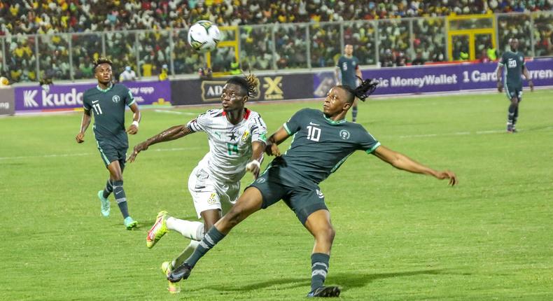 Joe Aribo contests the ball with Gideon Mensah (IMAGO/Tobi Adepoju/Shengolpixs)