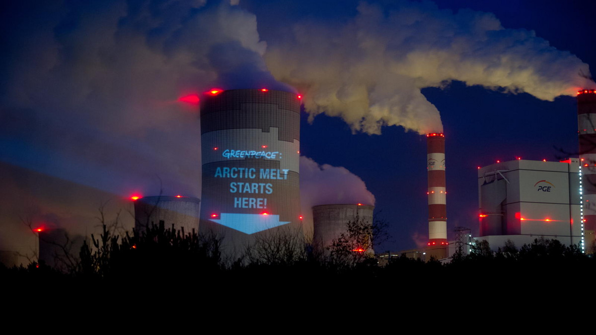 Hasła mające zwrócić uwagę na przyczyny zmiany klimatu wyświetlali w sobotę wieczorem za pomocą projektora działacze Greenpeace na jednym z kominów elektrowni w Bełchatowie. Akcja miała związek z rozpoczynającym się w poniedziałek w Warszawie szczytem klimatycznym ONZ.